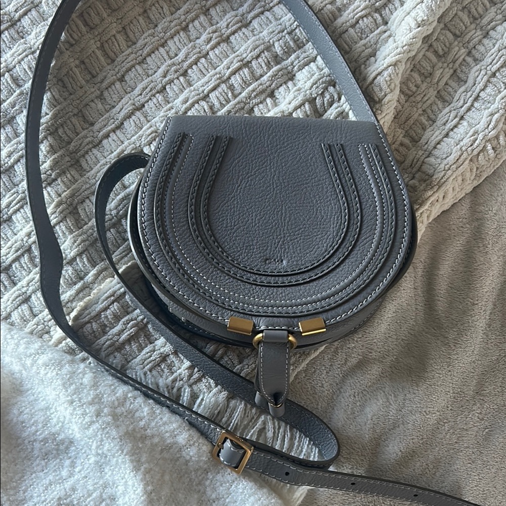 Chloé SMALL MARCIE SADDLE BAG IN GRAINED LEATHER Cashmere Grey